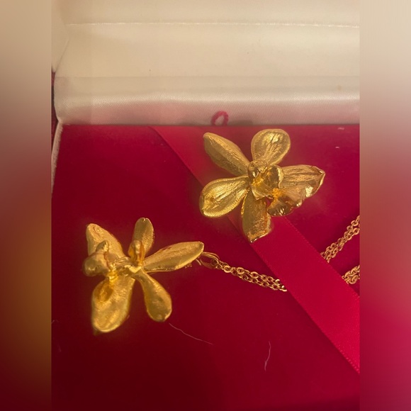 TWO ORCHID BROOCHS - Picture 2 of 10